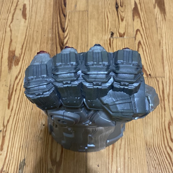 Marvel Avengers: Endgame Electronic Fist Roleplay Toy - Picture 6 of 6